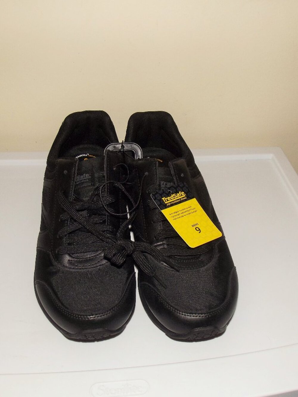Pair of Mens Treadsafe Work Shoes Sz 9---NWT